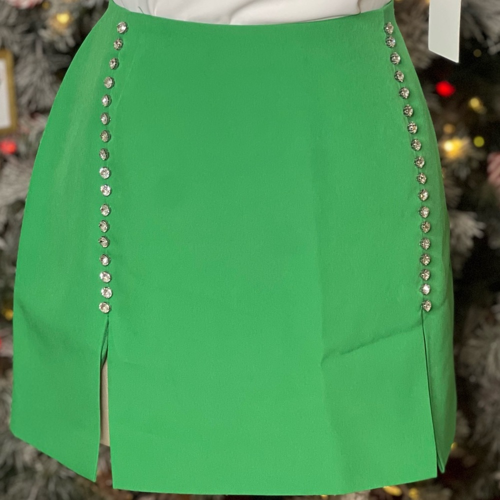 4th & Reckless Petite exclusive mini skirt with embellishment detail in green - Picture 4 of 5